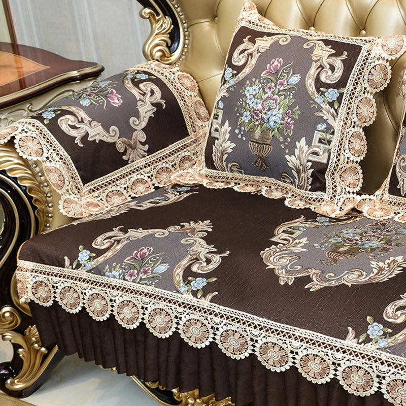 Ensemble de canapé vintage avec un motif floral élégant et des bordures ornées de dentelle, créant une ambiance chic et luxueuse dans un intérieur.