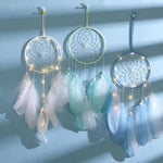 attrape rêves traditionnel plumes bois blanc rose violet bleuclair fil suspension