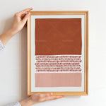 Cadre décoratif en bois avec motifs géométriques dans des tons de terre cuite.