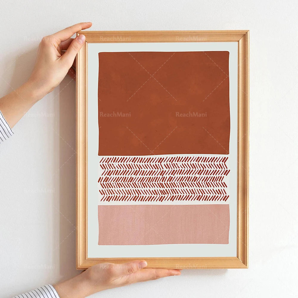 Cadre décoratif en bois avec motifs géométriques dans des tons de terre cuite.
