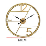 Comparaison des couleurs noire et dorée de l'horloge