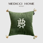 coussin carré vert foncé monogramme blanc velours tassel beige moderne brodé environnemental taie d'oreiller