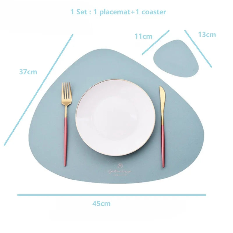 tapis table moderne bleu clair uni respectueux environnement assiettes fourchettes couteaux gobelets serviettes pliées