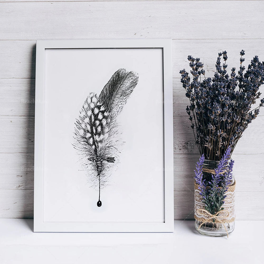 Une plume élégante et délicate, ornée de gouttes d'encre, sur un fond blanc, accompagnée d'un bouquet de lavande violette.