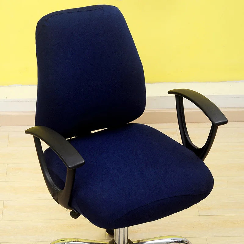 Installation facile de la housse sur une chaise de bureau standard