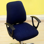 Installation facile de la housse sur une chaise de bureau standard