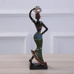 Figurine africaine assise en résine argent