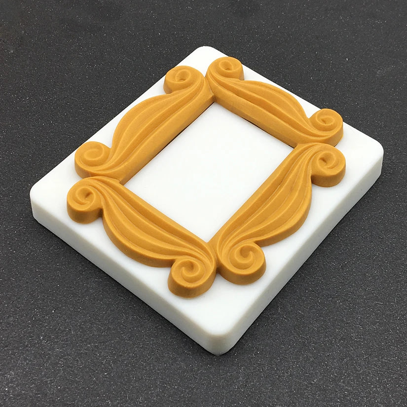 moules silicone gâteaux fondant chocolat blanc jaune motifs cadres volutes texturés baroques