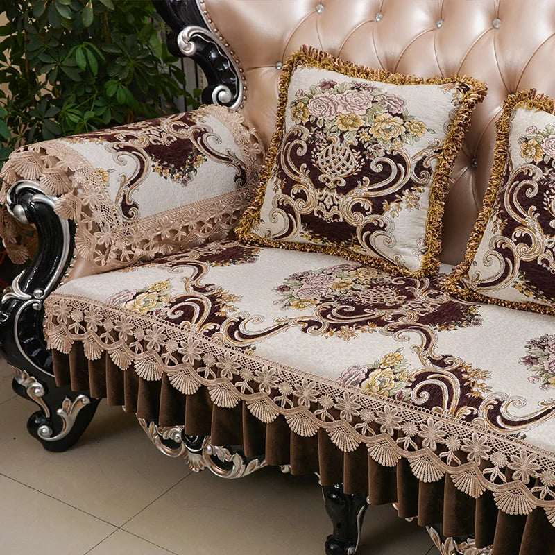 Un magnifique canapé orné de motifs floraux élégants et de finitions dorées, créant une atmosphère luxueuse et raffinée dans la pièce.