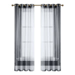 Paire de rideaux translucides gris avec œillets, idéale pour ajouter une touche élégante à votre intérieur tout en préservant la luminosité naturelle. Parfait pour le salon, la chambre ou le bureau. Ajustement facile grâce à sa fixation pratique.