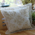 coussin carré blanc motif floral brodé élégant amovible lavable