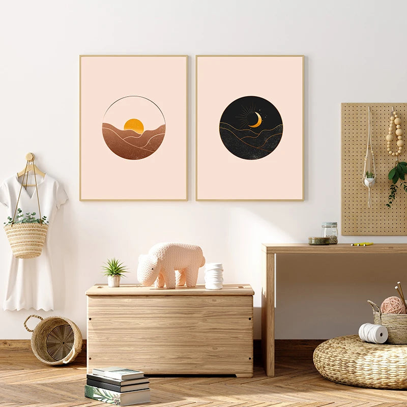 Affiches murales minimalistes aux motifs géométriques représentant le soleil et la lune sur un arrière-plan pastel, décoration murale élégante dans un intérieur scandinave.