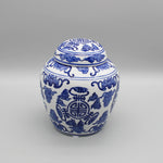 Ce pot en porcelaine bleue et blanche ornée de motifs floraux et de symboles représente un élément décoratif traditionnel de la céramique chinoise.