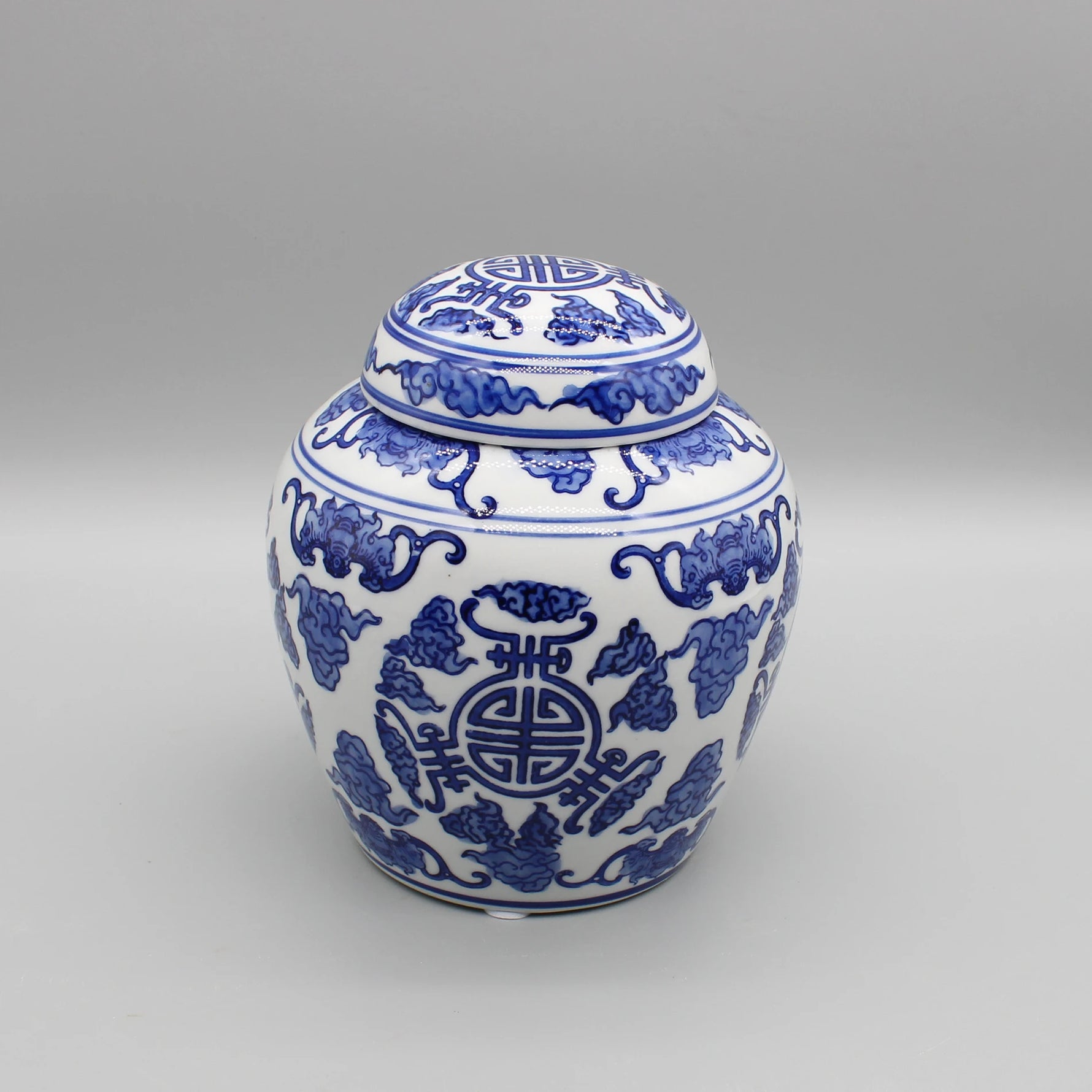 Ce pot en porcelaine bleue et blanche ornée de motifs floraux et de symboles représente un élément décoratif traditionnel de la céramique chinoise.