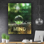 Affiche murale montrant une sphère en verre réfléchissante sur un fond vert avec le texte "Limits only exist in our mind".