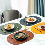 Napperon ovale en cuir noir double face détaillé