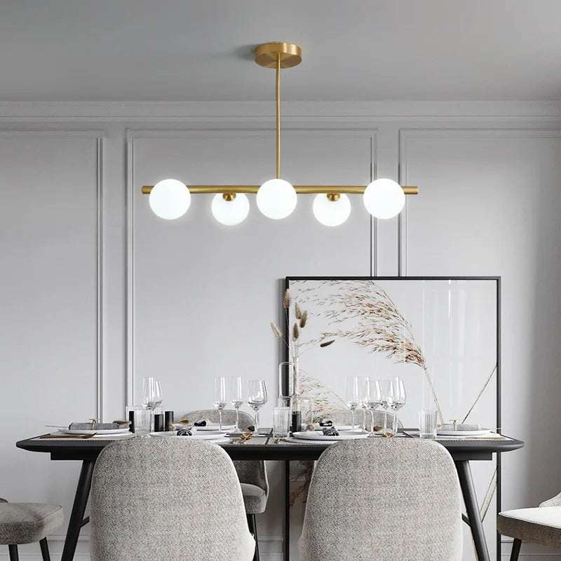 Suspension lumineuse moderne or blanc sphères blanches structure dorée salon chambre
