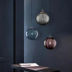 lumière suspendue verre texturé bleu rouge moderne minimaliste semi transparent filaire