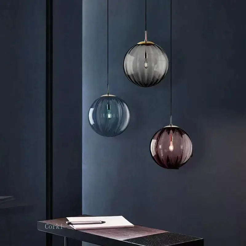 lumière suspendue verre texturé bleu rouge moderne minimaliste semi transparent filaire