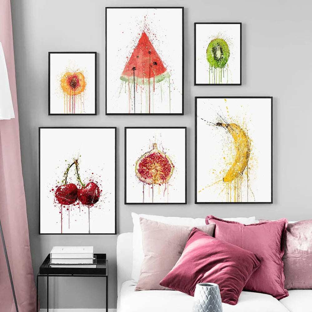 Une série d'illustrations colorées et abstraites représentant différents fruits tels qu'une pastèque, une pomme, une grenade et une banane, accrochées sur un mur blanc avec des coussins roses sur un canapé.