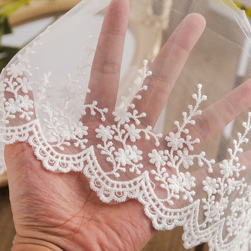 ruban dentelle blanche motif fleurs classique tulle polyester coton ajouré romantique 14cm large translucent