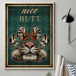 Cette affiche représente un gros plan du visage d'un tigre avec un texte doré qui dit "Nice Butt" sur un fond vert foncé avec des motifs géométriques.