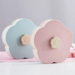 Boîte de rangement rotative rouge dans un intérieur moderne