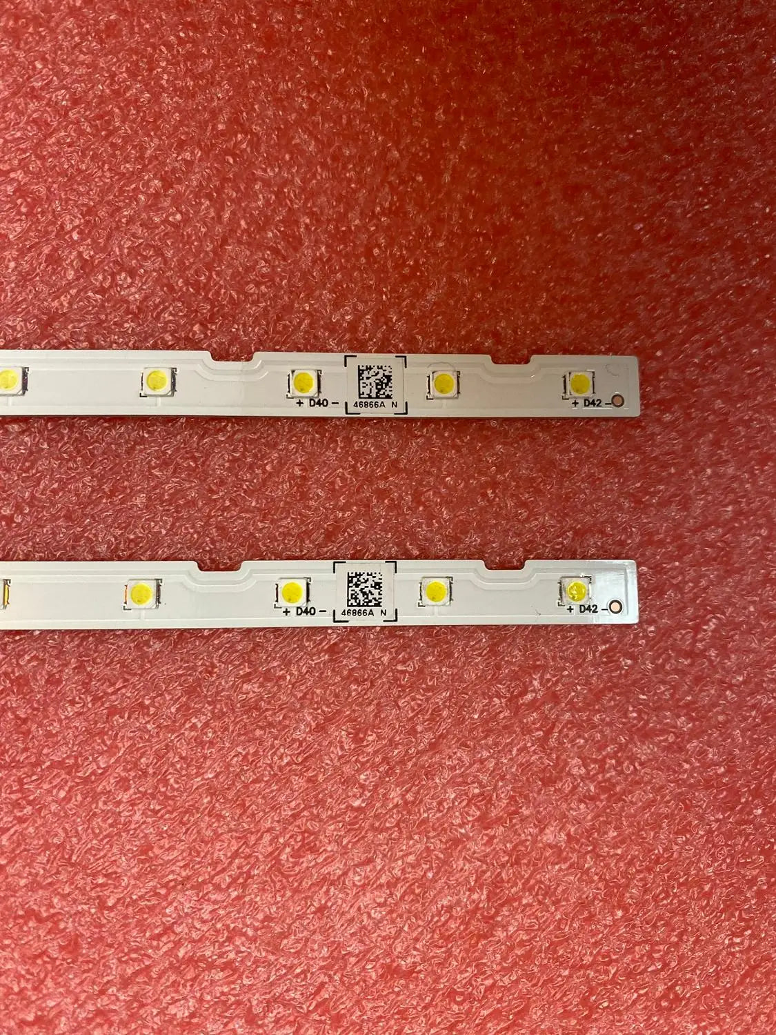 ruban led blanc adhésif moderne points lumineux jaunes espacés connecteur aluminium blanc fixations inclusées