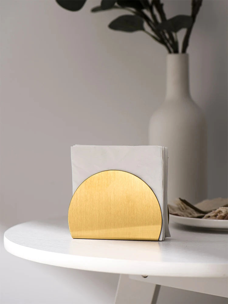 Porte-serviettes dans un intérieur nordique avec étagère en bois