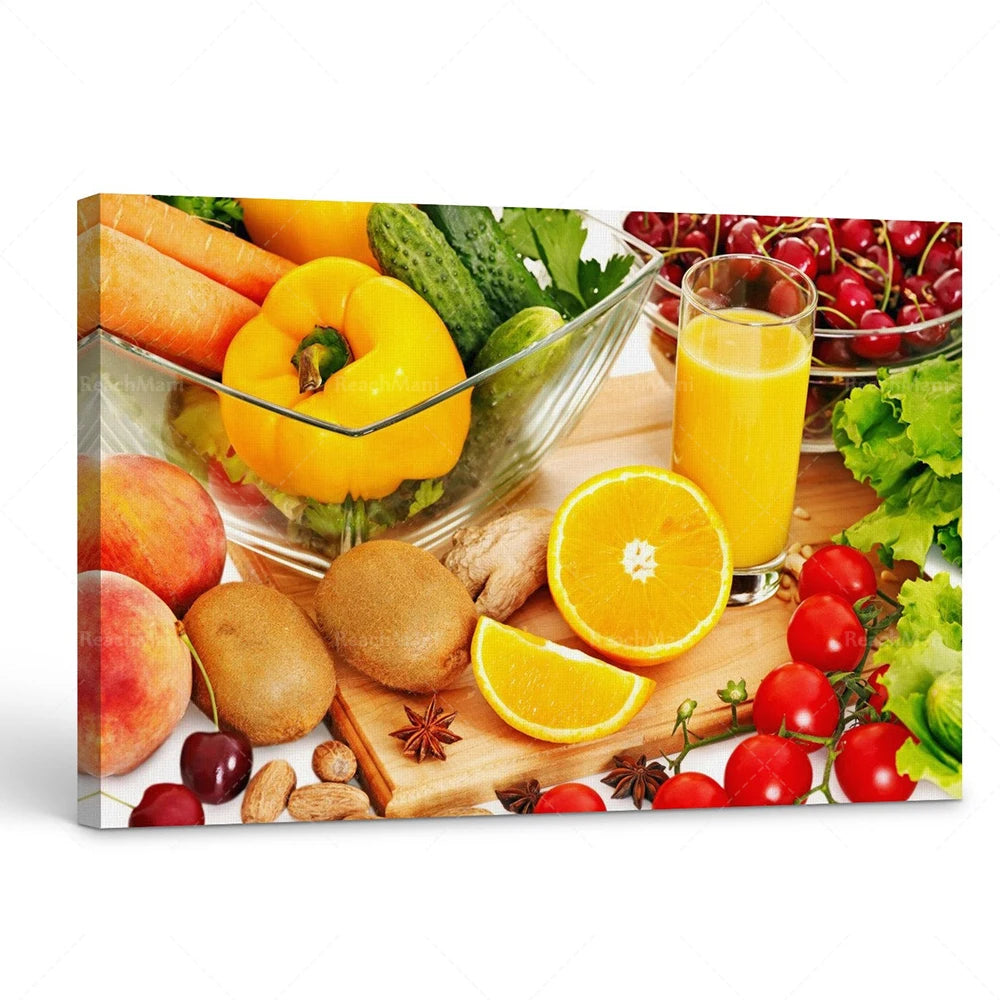 Une variété de fruits et légumes frais et colorés, notamment des carottes, poivrons, oranges, kiwis et tomates cerises, sur une surface en bois avec un verre de jus d'orange.