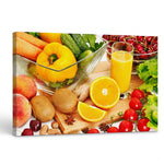 Une variété de fruits et légumes frais et colorés, notamment des carottes, poivrons, oranges, kiwis et tomates cerises, sur une surface en bois avec un verre de jus d'orange.