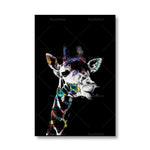 Une girafe colorée et élégante sur un fond noir.