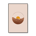 Paysage montagneux avec un soleil brillant à l'horizon.