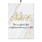 L'image montre un texte calligraphié en arabe et en anglais qui proclame qu'il n'y a pas de dieu autre qu'Allah, et que Muhammad est son messager. Le fond évoque une texture de marbre.