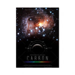 Une image magnifique d'une nébuleuse cosmique éclatante, avec un fond étoilé sombre et un élément graphique en forme de cercle au premier plan, évoquant le carbone, élément essentiel à la vie.