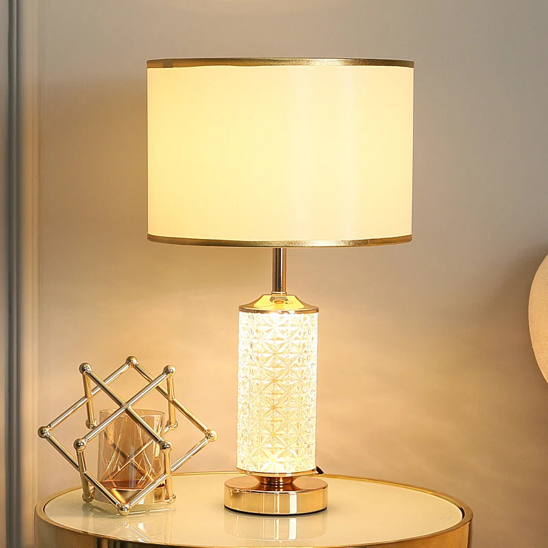 Détail de l'abat-jour en verre de la lampe de chevet