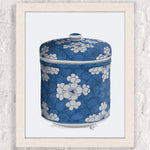Pot en céramique bleu avec un motif floral décoratif.