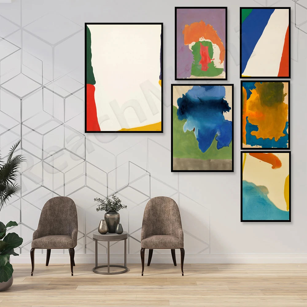 Une salle d'attente élégante avec des fauteuils confortables et une décoration murale composée de tableaux abstraits aux couleurs vives.