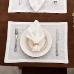 serviettes table blanches brodées texture lin classiques maison restaurant événements blancs clips métalliques