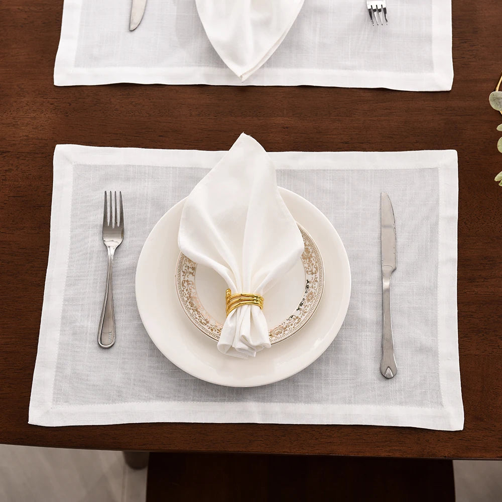 serviettes table blanches brodées texture lin classiques maison restaurant événements blancs clips métalliques