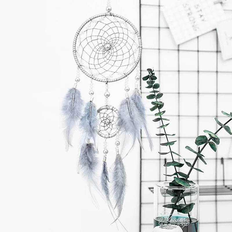 attrape rêves bleu clair gris plumes wicker boho chic chaines métalliques ornemental suspension décoration