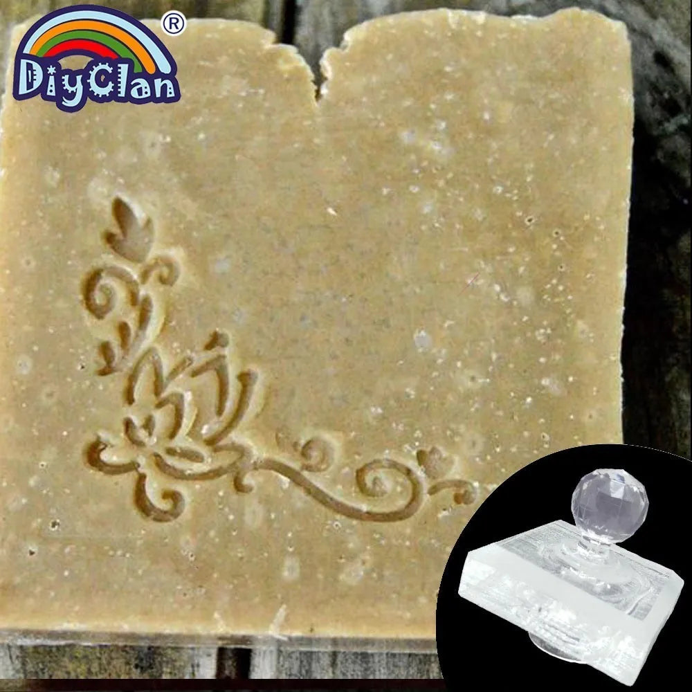 savon artisanal blanc motifs floraux gravés texture granuleuse traditionnel sans anse utilisation