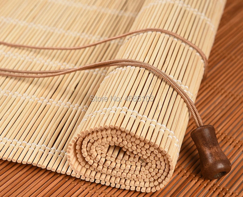 stores enrouleurs bambou marron clair rayures horizontales opaques moderne intérieure extérieure fenêtre française
