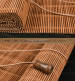 stores enrouleurs bambou marron clair rayures horizontales opaques moderne intérieure extérieure fenêtre française