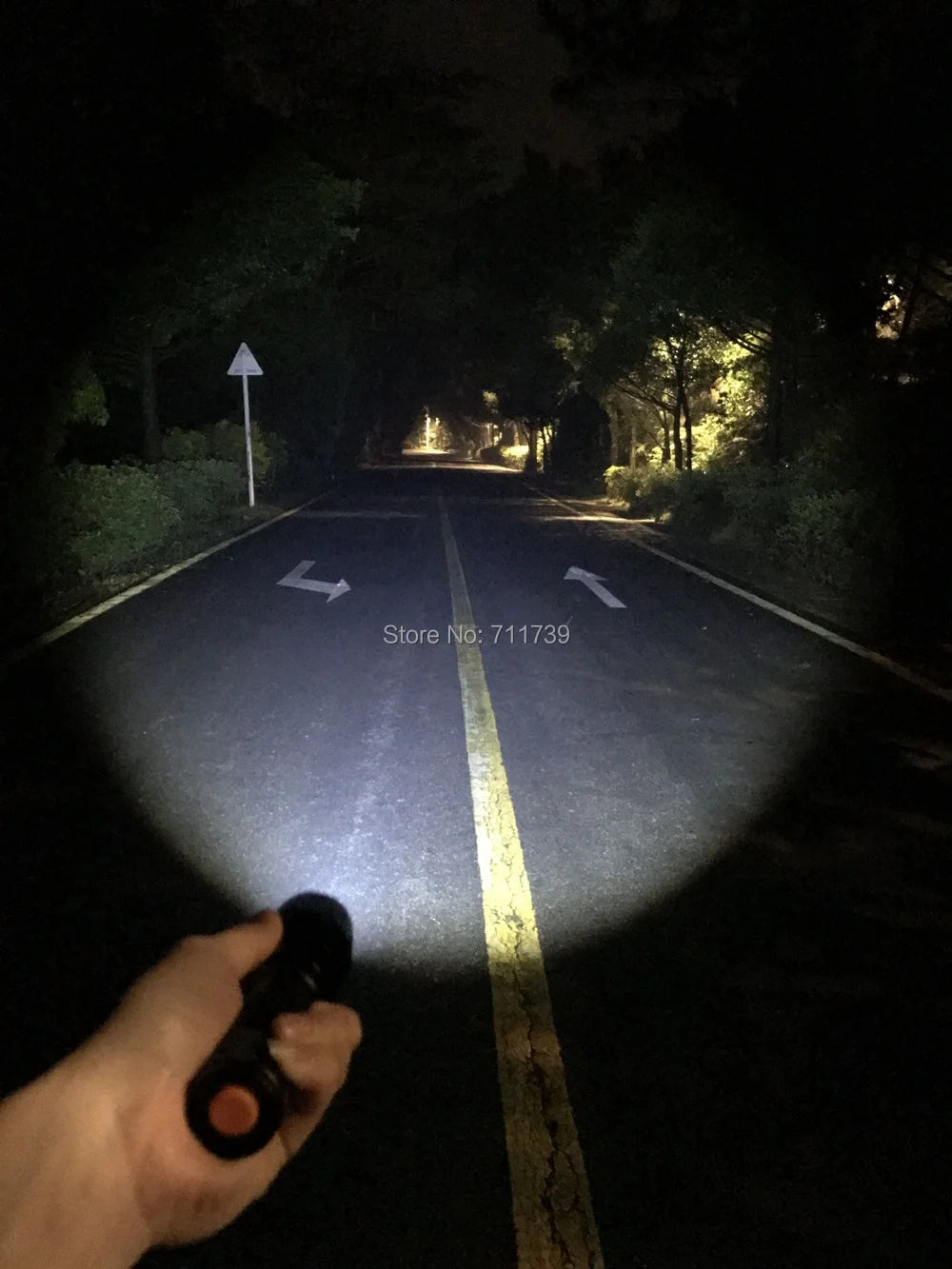 torche led rechargeable ultra lumineuse zoomable résistante auto défense camping