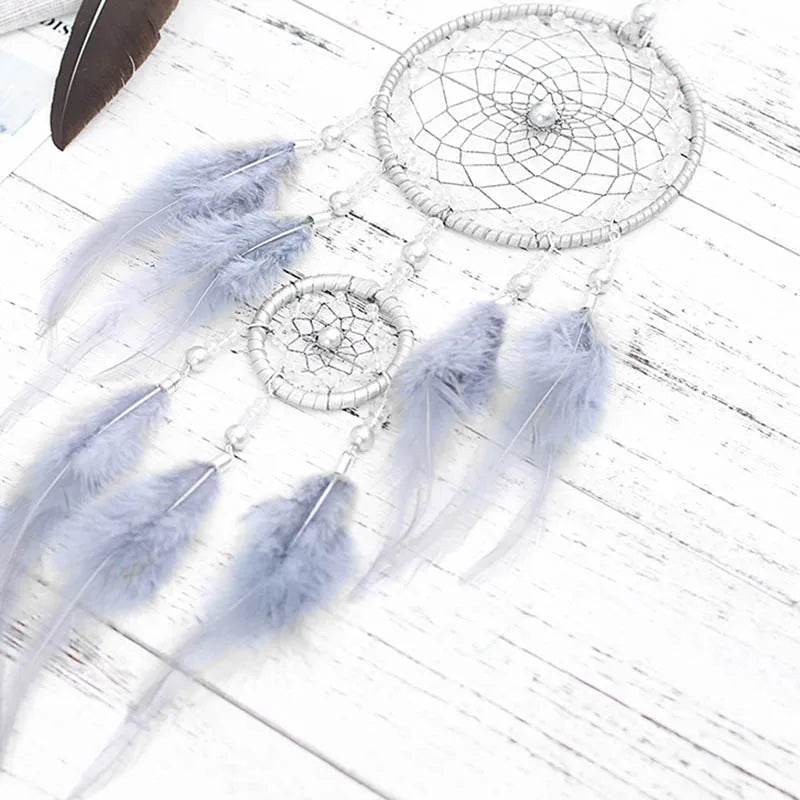 attrape rêves bleu clair gris plumes wicker boho chic chaines métalliques ornemental suspension décoration