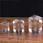 Cube en cristal K9 utilisé comme presse-papier sur des documents