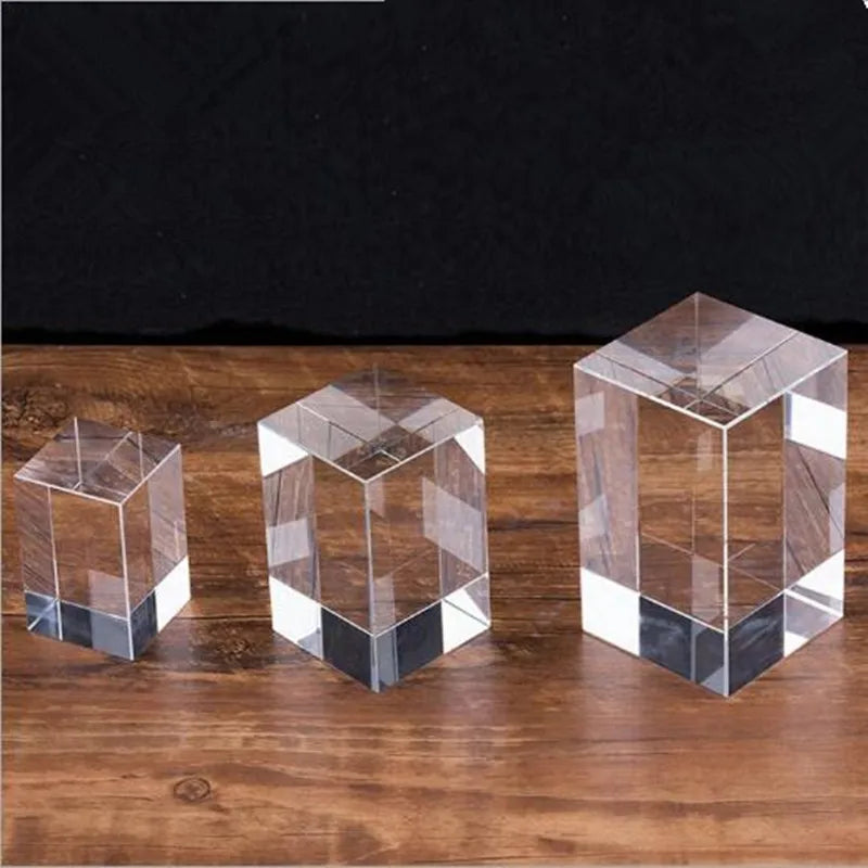 Cube en cristal K9 utilisé comme presse-papier sur des documents