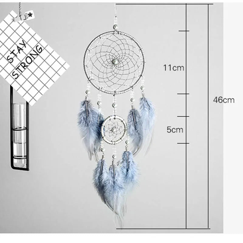 attrape rêves bleu clair gris plumes wicker boho chic chaines métalliques ornemental suspension décoration