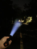 torche led rechargeable ultra lumineuse zoomable résistante auto défense camping